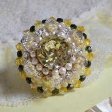 Anello a fiore ricamato con cristalli Swarovski, perle rotonde, perline e supporto in argento 925/1000.